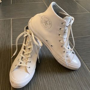 Cutest women’s converse size 8